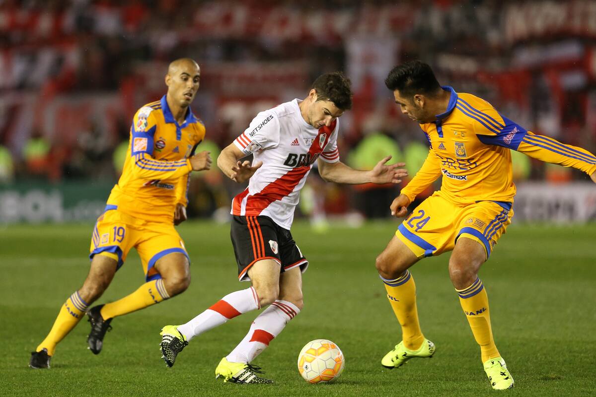 Lucas Alario, autor del primer gol en el 3-0 que proclamó campeón a River, lleva la pelota entre Guido Pizarro y José Rivas, de Tigres.