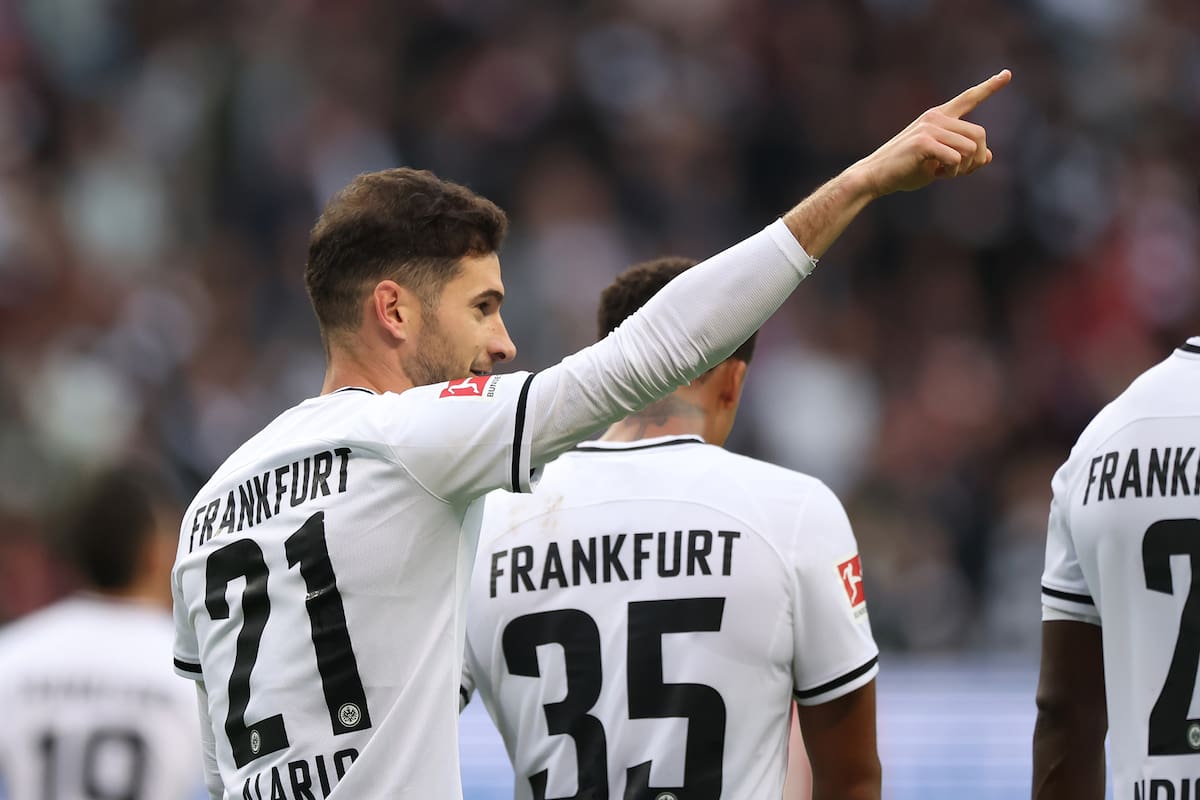 Lucas Alario celebra su primer gol con la camiseta de Eintracht Frankfurt, en Alemania; fue el quinto en el 5-1 en la Bundesliga a Bayer Leverkusen, ex club del santafesino.