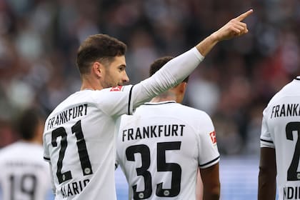 Lucas Alario celebra su primer gol con la camiseta de Eintracht Frankfurt, en Alemania; fue el quinto en el 5-1 en la Bundesliga a Bayer Leverkusen, ex club del santafesino.