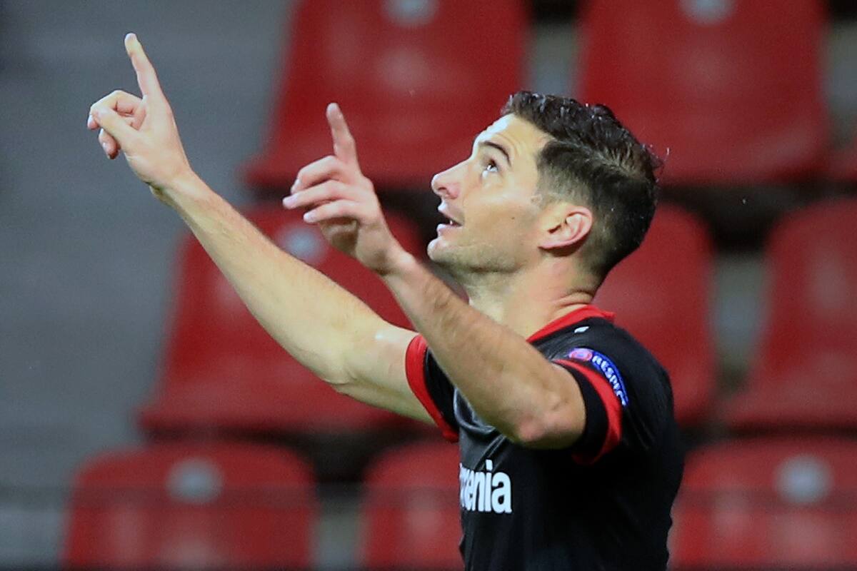 Lucas Alario celebrates su gol, el segundo de su equipo, frente al OGC Nice