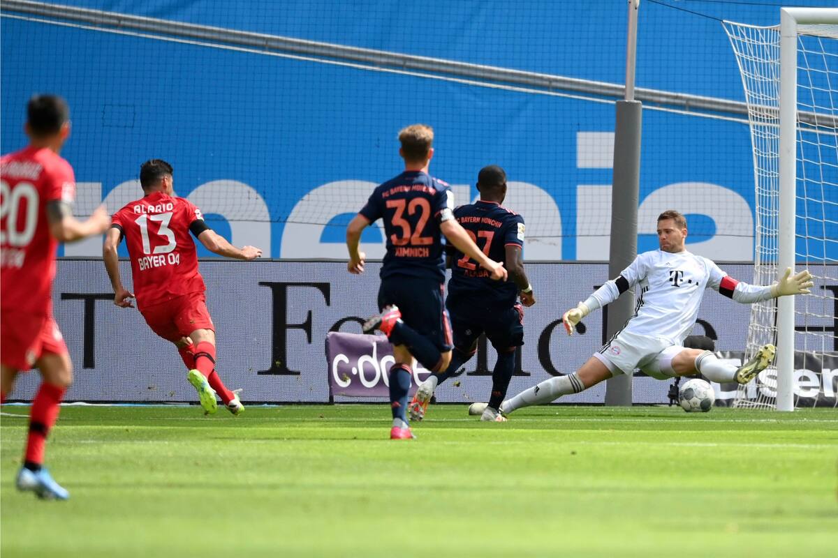 Lucas Alario de Leverkusen marca el primer gol de su equipo al arquero Manuel Neuer de Munich durante el partido de fútbol de la Bundesliga alemana entre Bayer Leverkusen y Bayern Munich