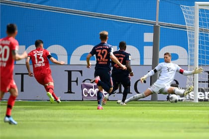 Lucas Alario ya definió con un remate bajo y Manuel Neuer, arquero de Bayern, no puede hacer nada para evitar el gol.