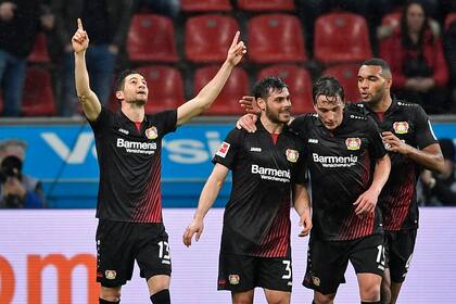 Lucas Alario festeja su gol