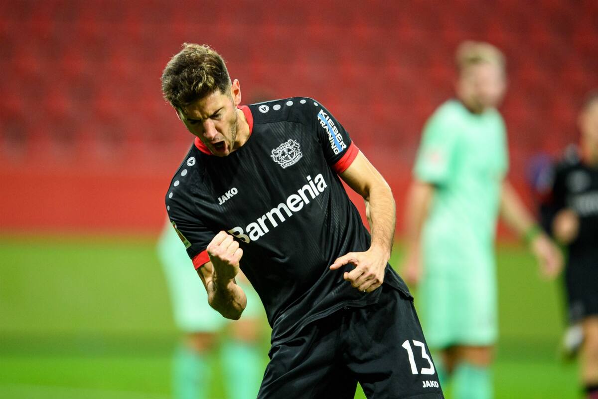 Lucas Alario festeja uno de los dos tantos que convirtió en el triunfo de su equipo