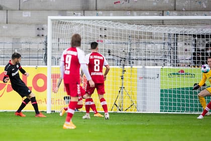 Lucas Alario marca para Bayer Leverkusen; el atacante lleva 5 tantos en la Bundesliga