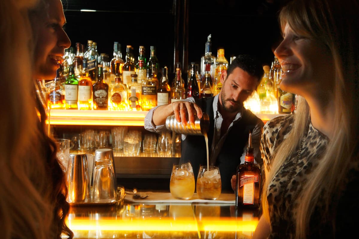 Lucas Ávalos, bartender del palermitano Isabel, prepara dos frutales punch