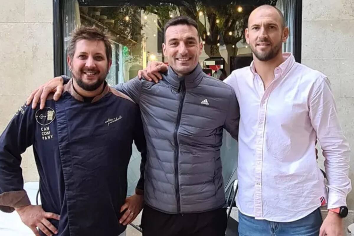 Lucas Aveldaño, de blanco, y su socio posan para la cámara junto a Lionel Scaloni