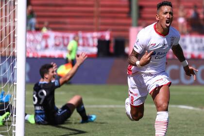 Lucas Barrios celebra el segundo gol de Huracán