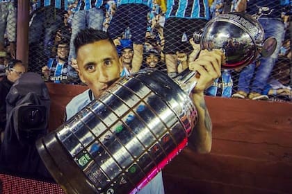 Lucas Barrios con la Copa Libertadores que conquistó en Gremio, en 2017, tras las finales contra Lanús; convirtió seis goles en la campaña al título del equipo gaucho