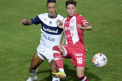 Lucas Barrios, en la imagen marcado por Federico Vera, señaló el gol del 1-1 para Gimnasia contra Unión.