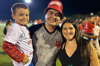 El hijo de Batistuta se consagró tricampeón como DT: la oposición de su papá y una lección de vida