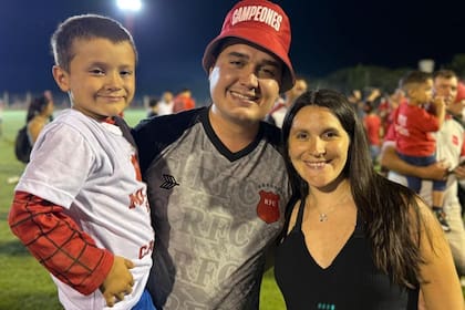 Lucas Batistuta, junto a su hijo Lautaro y su esposa Dalila, celebran el último título (gentileza Vía Libre Reconquista)