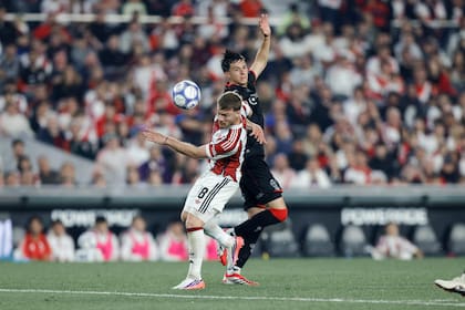 Lucas Beltrán cabecea la pelota