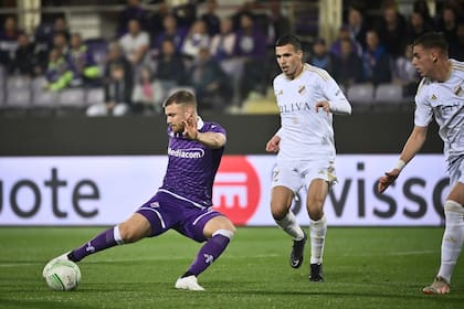 Lucas Beltrán convierte el primer gol en Fiorentina, por la Conference League