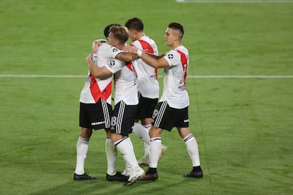 Lucas Beltrán festeja el gol de River Plate durante el partido que disputan con Colón de Santa Fe.