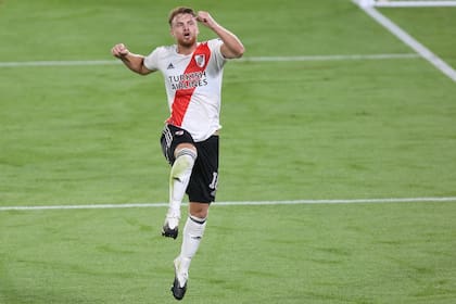 Lucas Beltrán festeja el primer gol de River Plate en el partido contra Colón de Santa Fe.