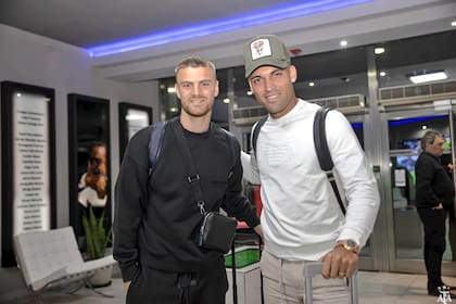 Lucas Beltrán, uno de los nuevos convocados de Lionel Scaloni, junto a Lautaro Martínez en el Predio de la AFA