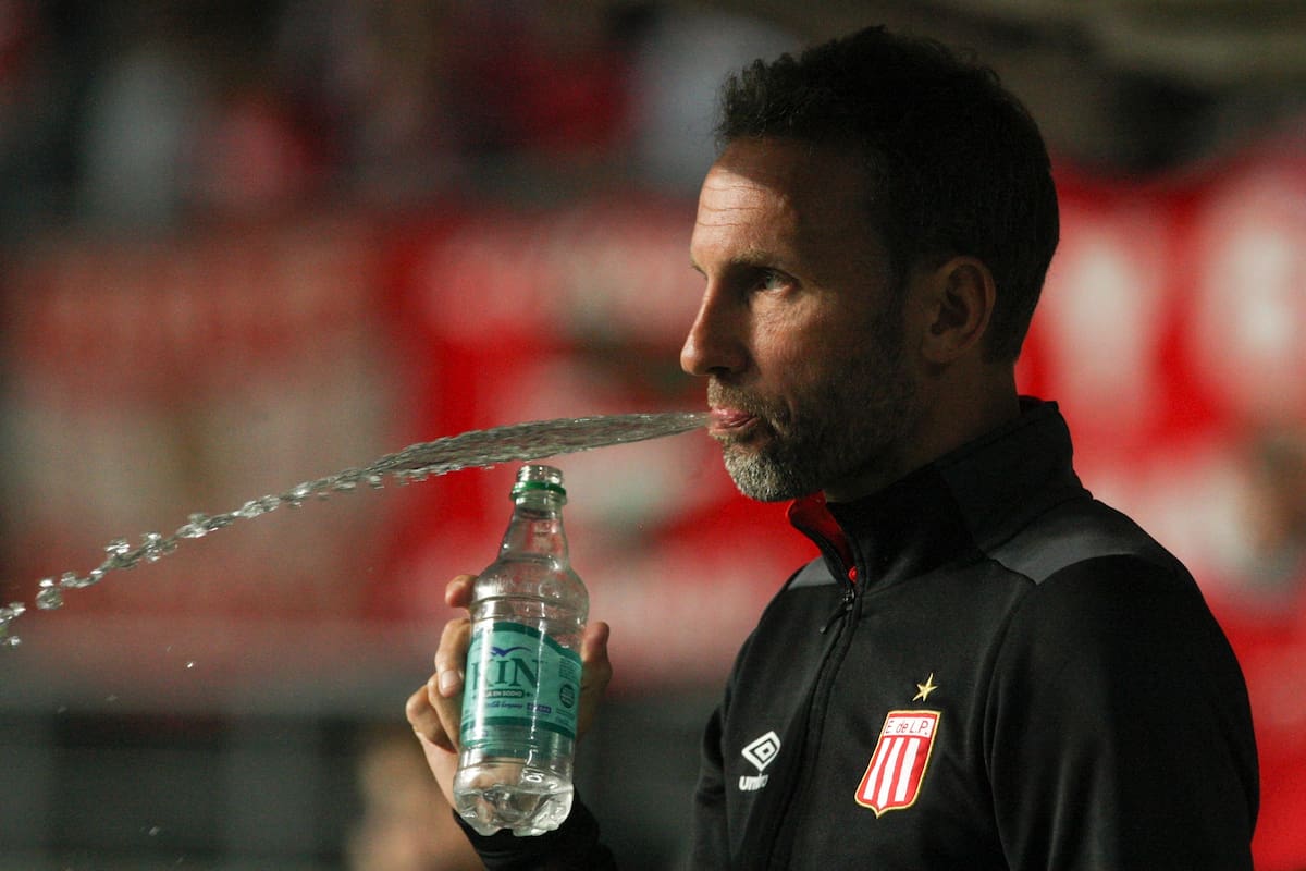 Lucas Bernardi dejó de ser el entrenador de Estudiantes