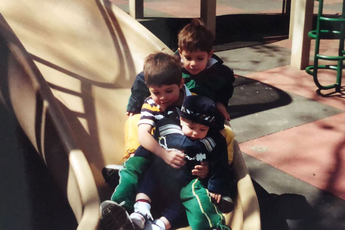 Lucas Berney, junto a sus hermanos mayor y menor, durante su infancia en Nueva York