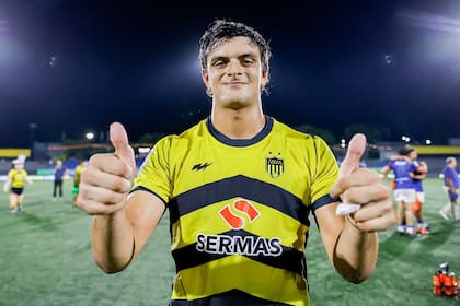 Lucas Bianchi fue la gran figura del partido en el triunfo de Peñarol frente a Yacaré XV