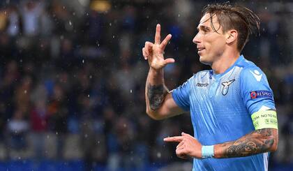 Lucas Biglia festeja su tanto