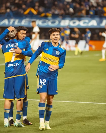 Lucas Blondel, el viernes pasado en la Bombonera, durante su debut en Boca; celebrando junto con Zeballos y Medina
