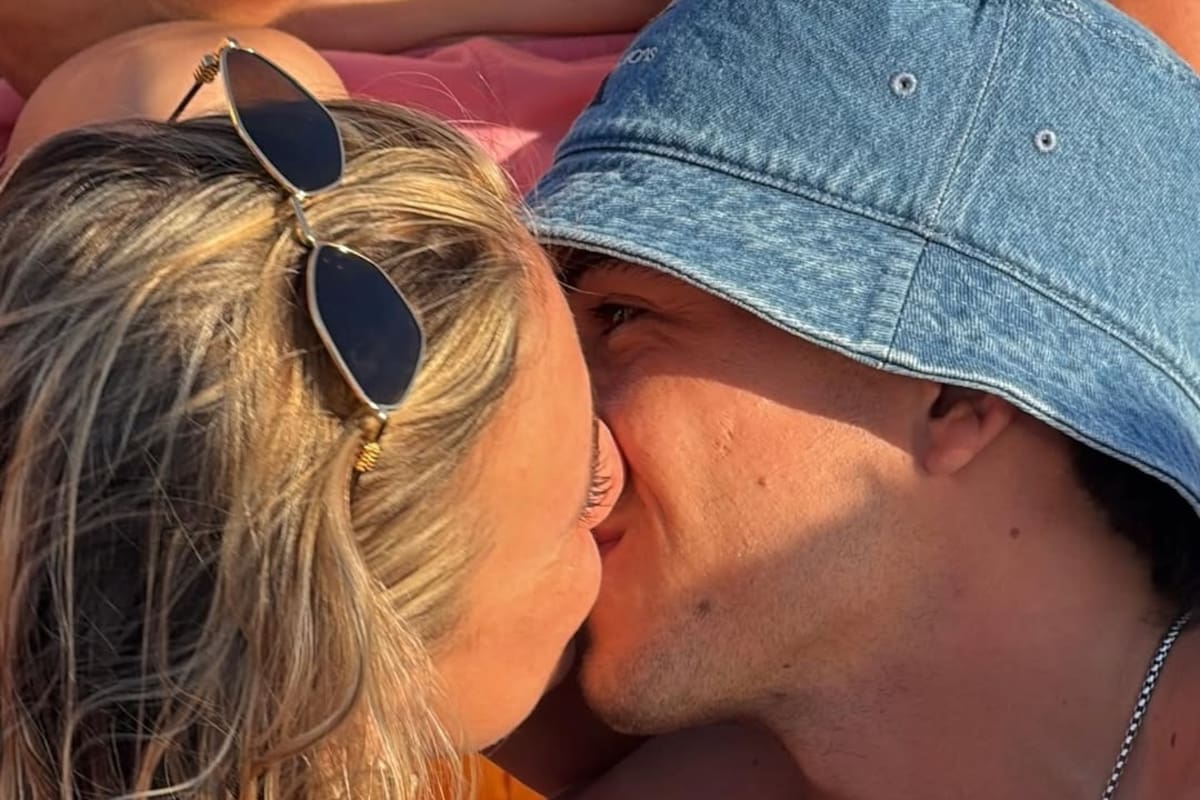 Lucas Blondel sorprendió a Morena Beltrán con un anillo de compromiso durante un paseo en barco junto a amigos y familiares en Punta del Este (Foto: Instagram @lucasblondel17)