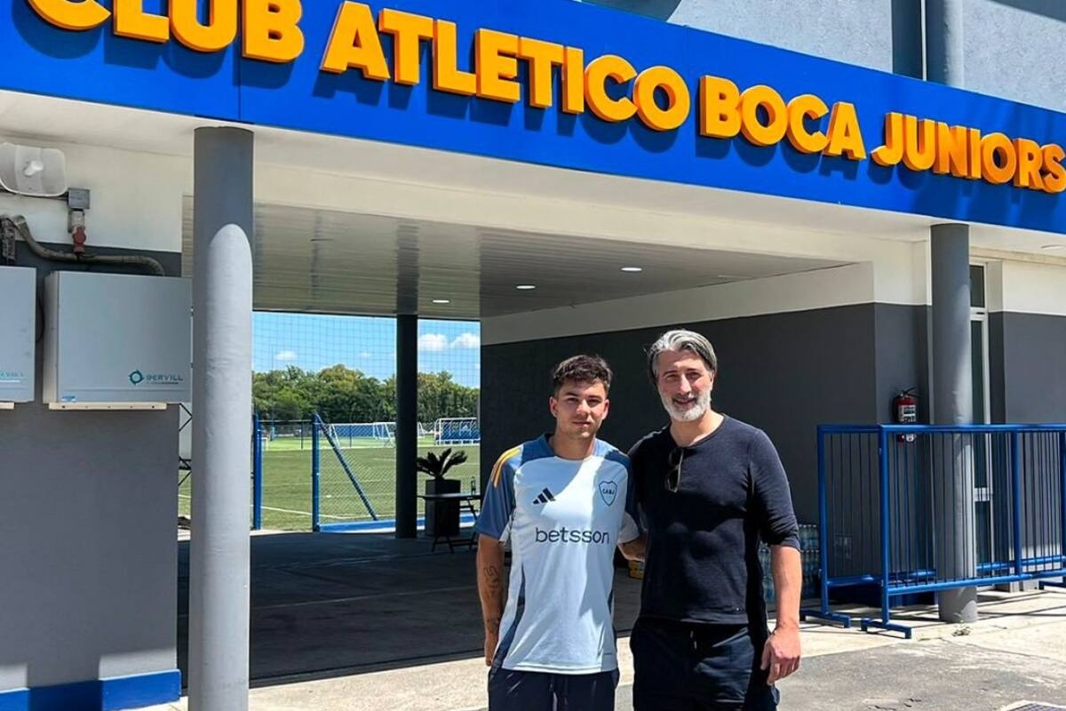 Lucas Blondel y el entrenador de la selección de Suiza, Murat Yakin, en el predio de Boca el pasado viernes; el DT está interesado en el hijo de un ex tenista helvético.