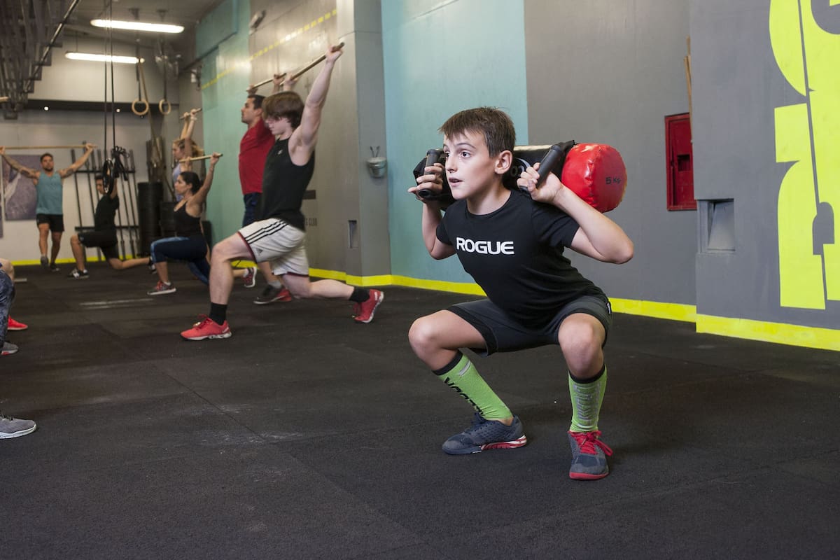 Lucas Bonilla, de 10 años, en medio de su rutina de Crossfit en el gimnasio BIGG