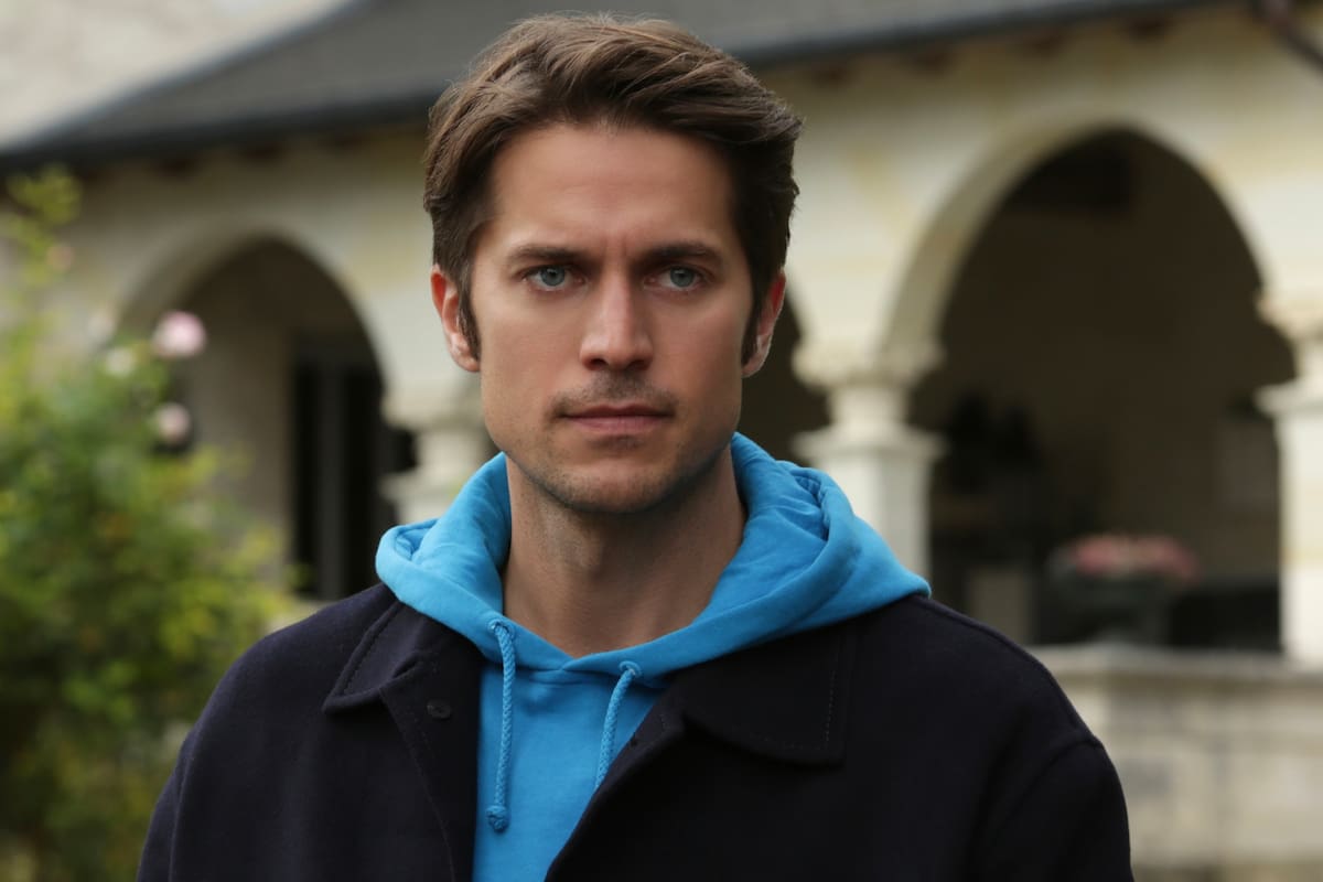 Lucas Bravo, el galán de Emily in Paris