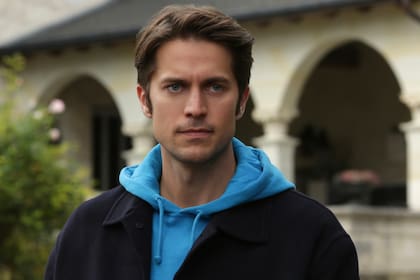 Lucas Bravo, el galán de Emily in Paris