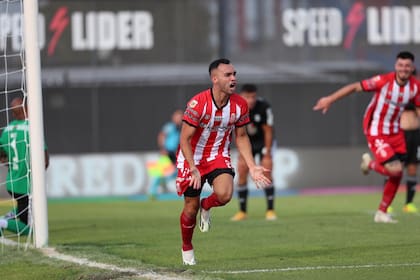 Lucas Brochero festeja el gol de la victoria de Barracas Central sobre Deportivo Riestra; partido 93 entre los clubes, el primero en la elite