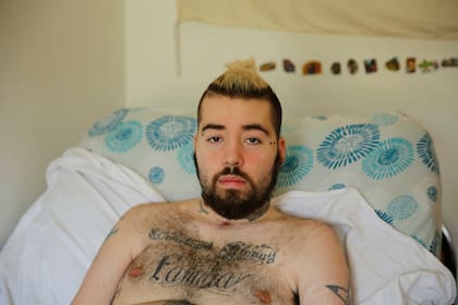 Lucas Cabello quedó cuadripléjico tras ser baleado, hace más de tres años; con esfuerzo recuperó la movilidad de los brazos