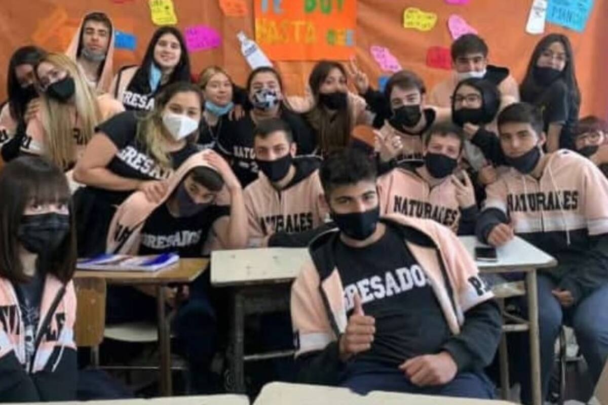 Lucas Cancino y sus compañeros de 6° año en el Instituto Pacelli, de Quilmes
