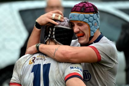 Lucas Caneda, gran figura y autor de dos tries, recibe el abrazo de Nicolás Shearer, otro de los goleadores.