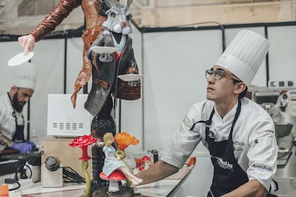 Lucas Carballo, maestro pastelero, terminando de ensamblar a El Sombrerero, personaje de Alicia en el país de las Maravillas.