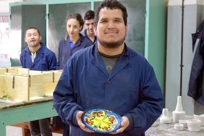 Lucas en el taller de cerámica del Centro de Formación Integral Santa Inés.