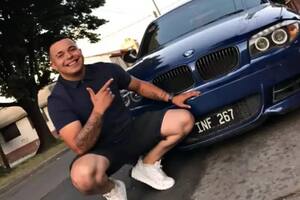 Lucas Escalante junto al BMW azul que manejaba la noche que desapareció