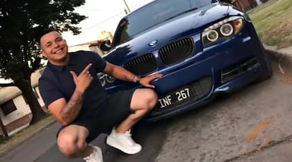 Lucas Escalante junto al BMW azul que manejaba la noche que desapareció (fuente: Instagram)