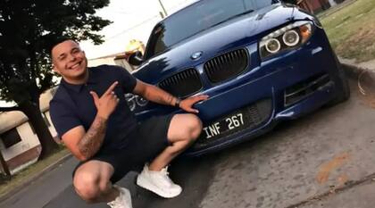 Lucas Escalante, junto al BMW que manejaba la noche que desapareció