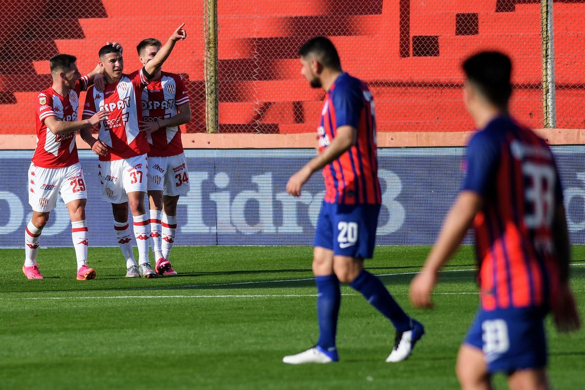 Lucas Esquive (37) festeja su gol, el 3-0 de Unión ante San Lorenzo; el Tatengue armó su propia fiesta en Santa Fe; Ortigoza no lo puede creer