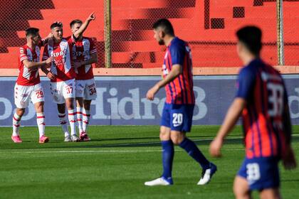 Lucas Esquive (37) festeja su gol, el 3-0 de Unión ante San Lorenzo; el Tatengue armó su propia fiesta en Santa Fe; Ortigoza no lo puede creer
