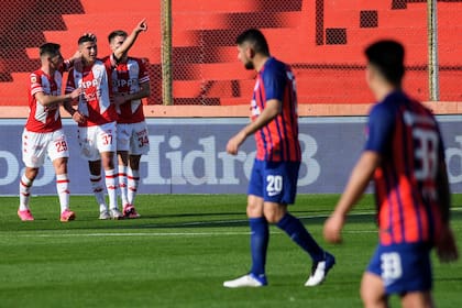 Lucas Esquive (37) festeja su gol, el 3-0 de Unión ante San Lorenzo; el Tatengue armó su propia fiesta en Santa Fe; Ortigoza no lo puede creer