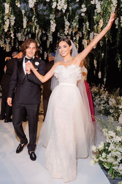 Lucas estaba elegantísimo con su smoking negro y slippers de terciopelo bordados, y la novia lució deslumbrante con un vestido de Elie Saab con escote en forma de corazón.
