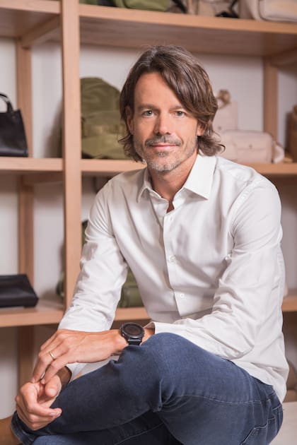 Lucas Farrell: “El cuero argentino es uno de los mejores del mundo, y combinado con nuestros talentos en diseño logramos un producto que nos enorgullece mostrar cómo argentino. El cuero y el diseño son dos cosas que admiran mucho de la Argentina los extranjeros”