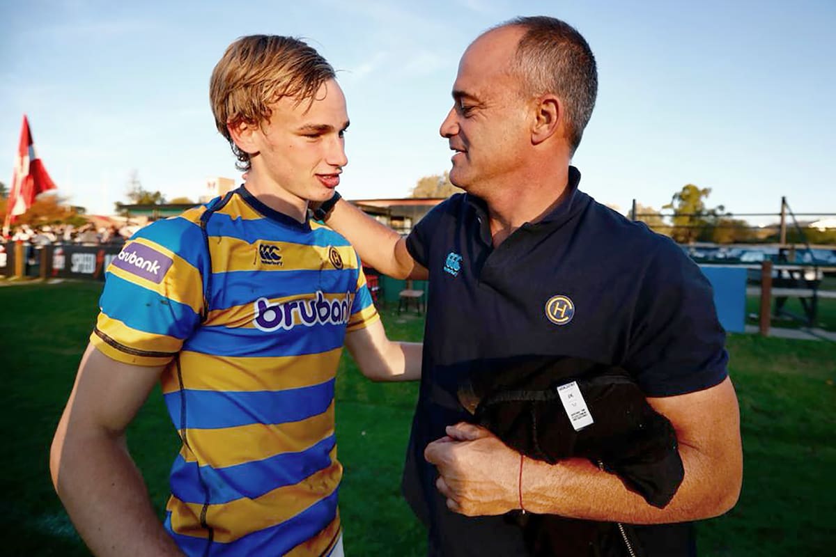 Lucas Fernández Miranda y el saludo de su papá, Nicolás, entrenador de Hindú