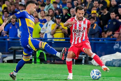 Lucas Gamba engancha frente a Lucas Janson; el delantero tatengue tuvo una muy buen oportunidad en el final, cuando Marcos Rojo le facilitó el empate, pero falló en la resolución.