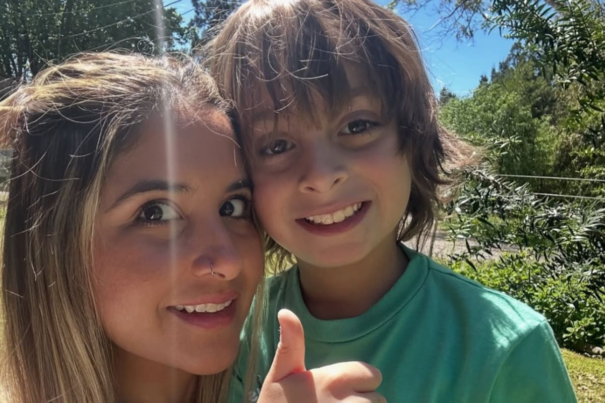 Lucas Gámez junto a su madre Blanca Martínez