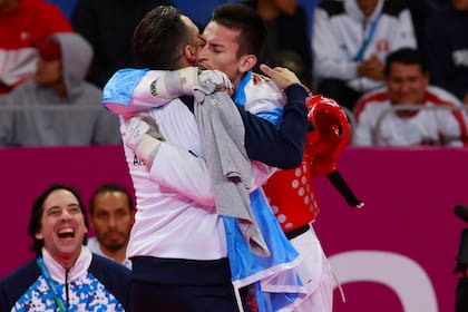 Lucas Guzmán, con la bandera argentina, es pura felicidad tras ganar la medalla de oro