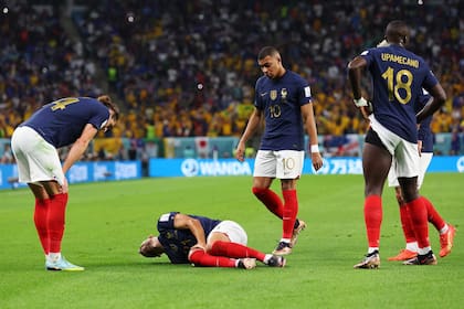 Lucas Hernández se toma la rodilla derecha, después de sufrir la lesión durante el partido de Francia frente a Australia; Adrien Rabiot, Kylian Mbappé y Dayot Upamecano observan el gesto de dolor del lateral